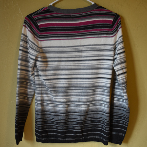 NY&Co Women's V-neck Sweater - Picture 3 of 3